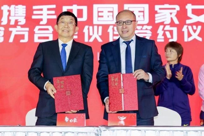 本赛季，朗格莱从巴萨租借至维拉，如今他即将离开英超赛场，然后转投意甲的AC米兰。